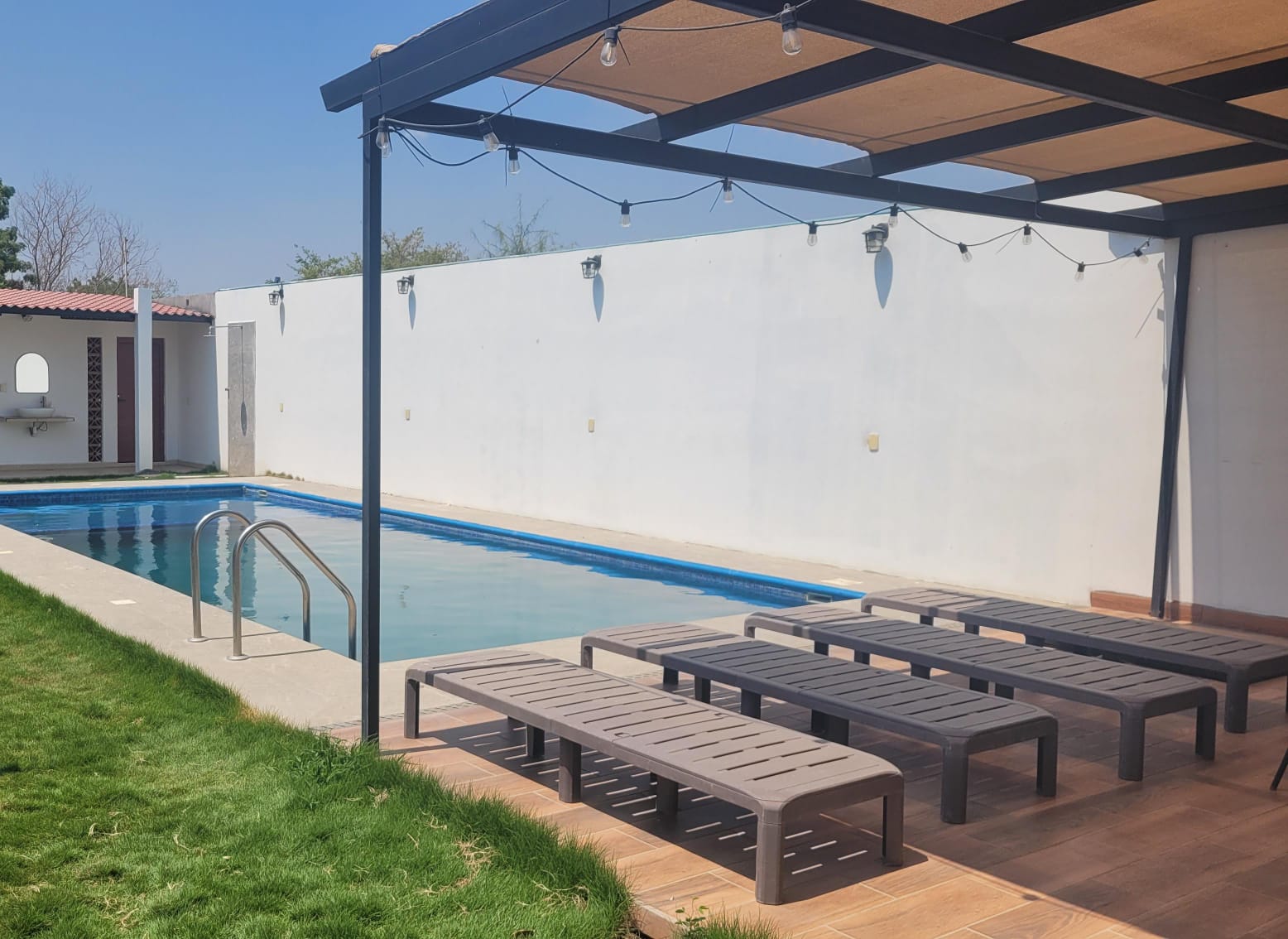 Pérgola y camastros